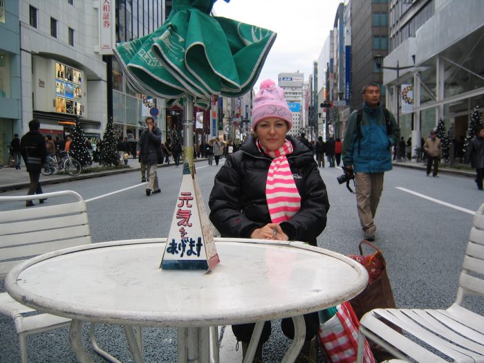 Rain or shine, Judit sat in Ginza's hokoten on Saturdays and Sundays, waiting for her clients to arrive.