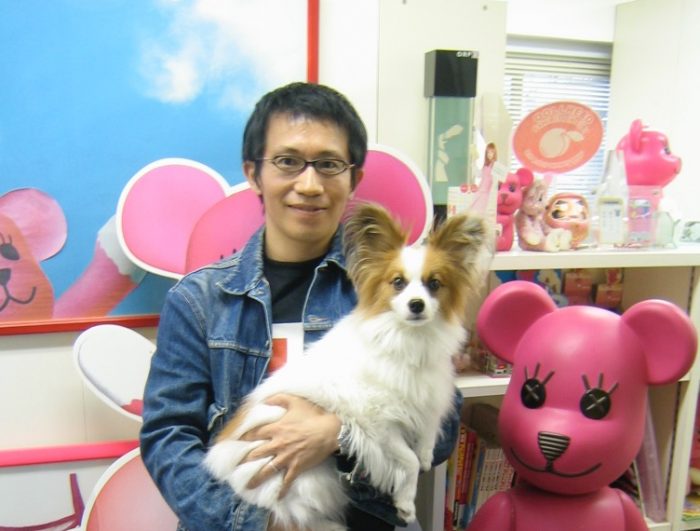 Japanese artist Kazuhiko Hachiya with his beloved dog,テン, Ten, and his kawaii creation, PostPet. Photo by Judit Kawaguchi 